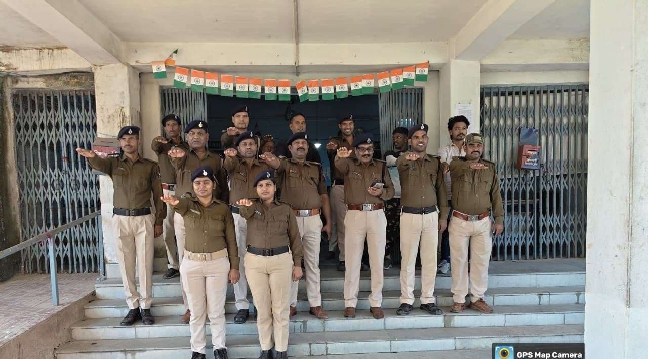 ठाकुरगंज थाना में थानाध्यक्ष ने पुलिस कर्मियों को दिलायी शपथ