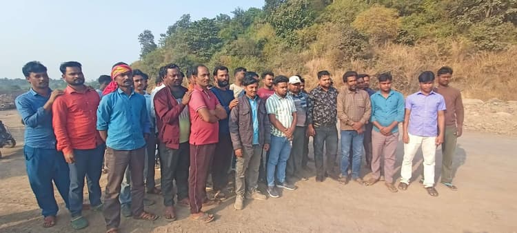 Deoghar news : घायल को इलाज का खर्चा मिलने की सहमति के बाद काम पर लौटे मजदूर