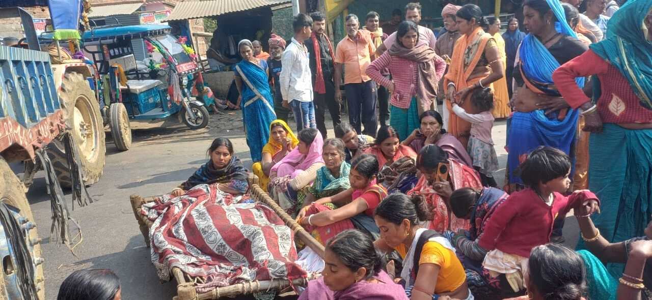 प्रसव के दौरान महिला की मौत के बाद खून की कमी बताकर कर दिया रेफर