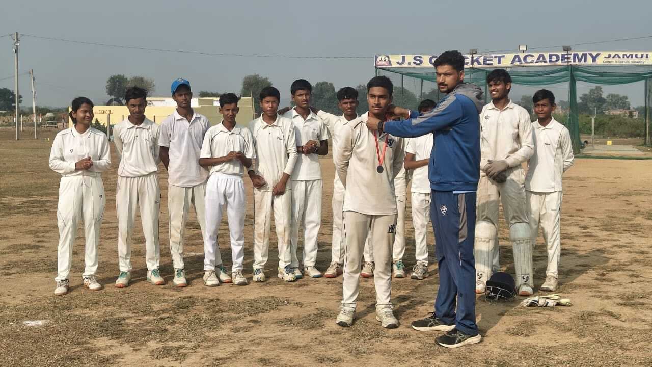 कड़े मुकाबले में सुपर कैट ने स्टेशन क्लब झाझा को छह रनों से हराया