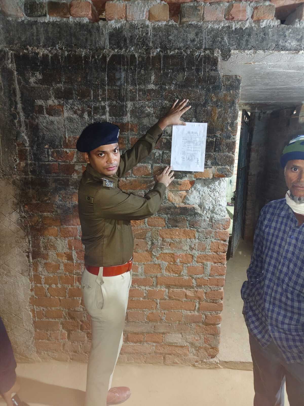 मिनी गन फैक्ट्री मामले में फरार मो मोइनुद्दीन के खिलाफ पुलिस ने चिपकाया इश्तेहार