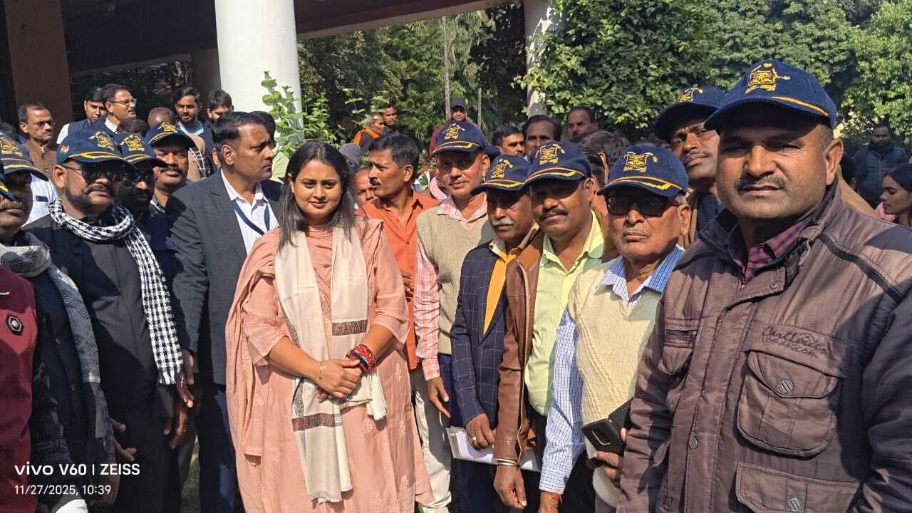 मांगों को लेकर पूर्व सैनिकों ने मंत्री श्रेयसी सिंह को सौंपा ज्ञापन