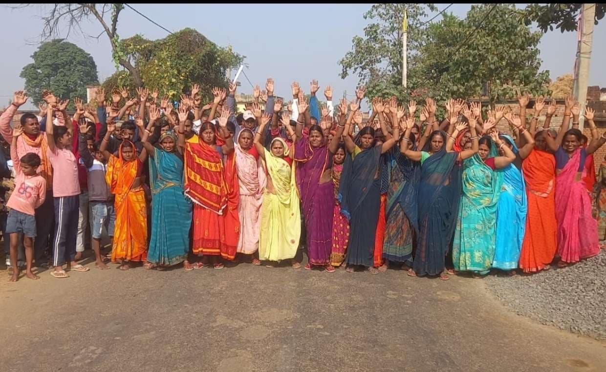 बालू खनन एजेंसी के कर्मियों के विरुद्ध महिलाओं ने किया प्रदर्शन