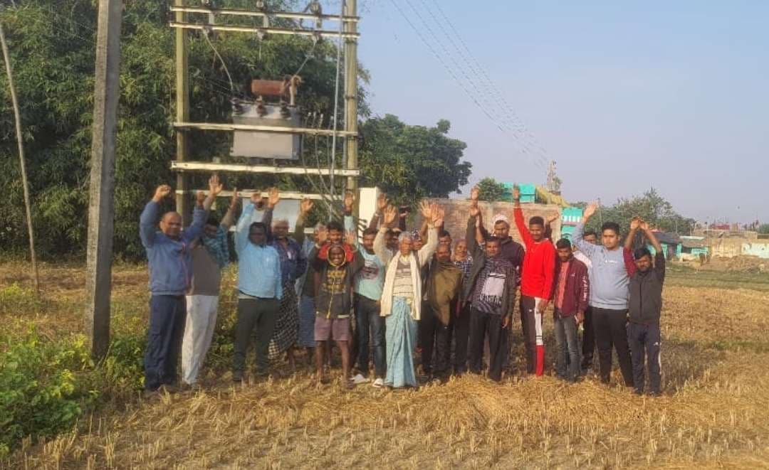 बिजली आपूर्ति बाधित होते ही ग्रामीणों ने किया प्रदर्शन