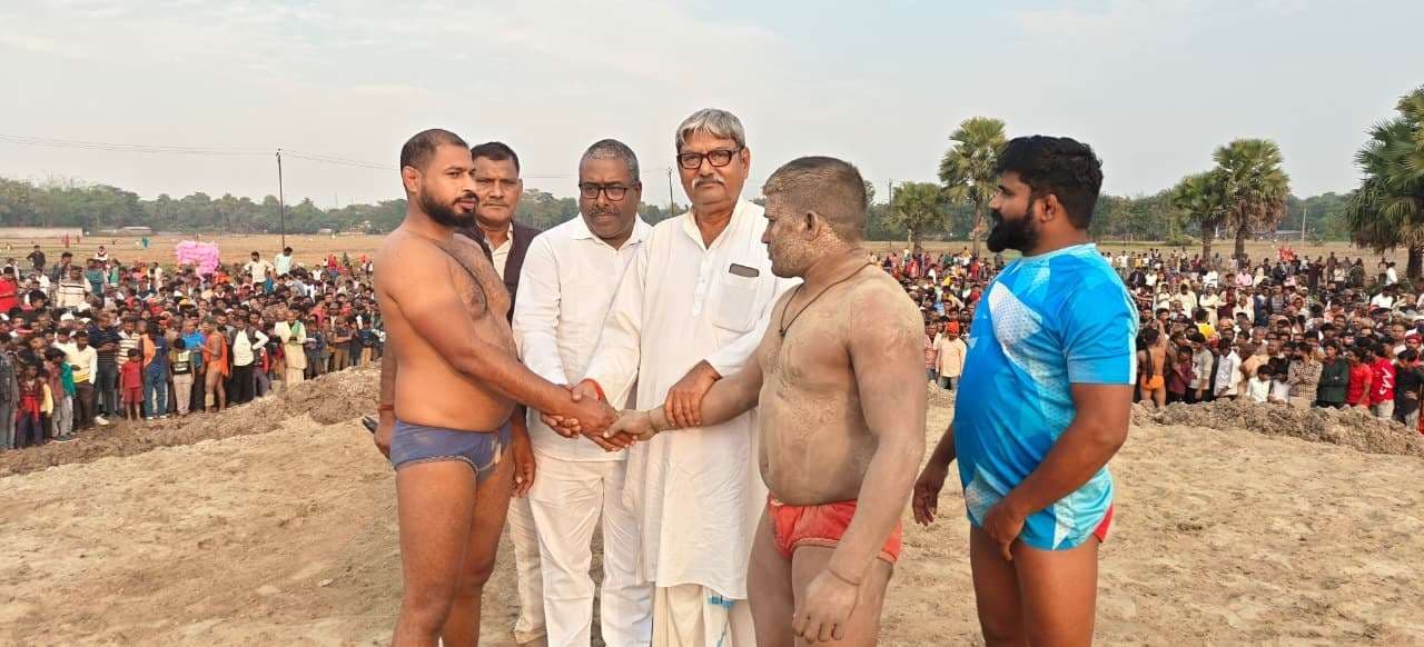 सुखासन के विवाह पंचमी मेले में पहलवानों के दांव-पेच देख दर्शक हुए रोमांचित
