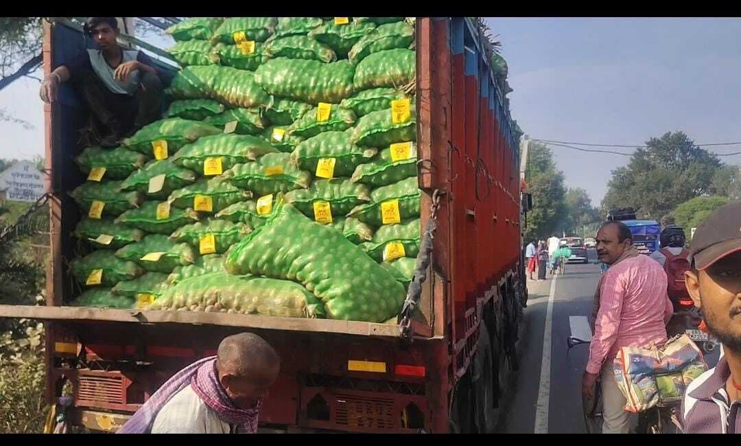 बिना सूचना सड़क किनारे बांटा आलू का बीज, कई किसान लाभ से वंचित