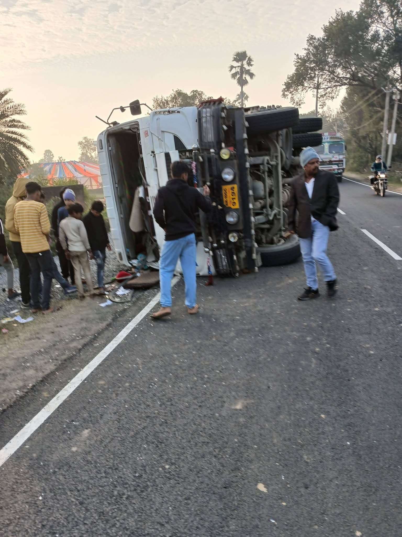 नेशनल हाइवे पर गिट्टी लदा ट्रक पलटा, घंटों लगा रहा जाम