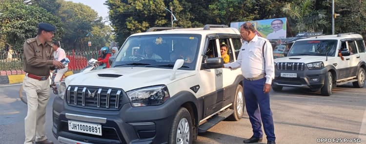 Bokaro News : यातायात नियमों का करें पालन, घर में परिवार व बच्चे कर रहे हैं आपका इंतजार