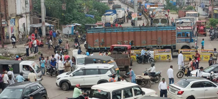 Bokaro News : चास जोधाडीह मोड़ में रोज लग रहा जाम, राहगीर व दुकानदार परेशान