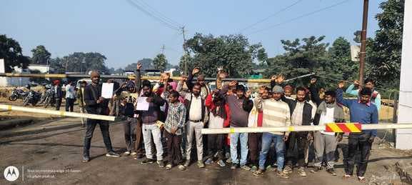 संवेदक की मनमानी के विरोध में हुर्रासी कोयला खनन क्षेत्र में मजदूरों ने दिया धरना