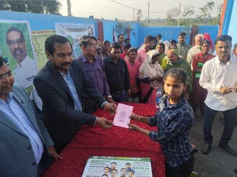 सरकार जनता के दरवाजे पर पहुंचकर दे रही योजनाओं का लाभ