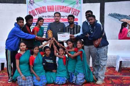 पेंटिंग, निबंध, कविता, गायन और नृत्य के प्रतिभागियों के बीच पुरस्कार वितरित