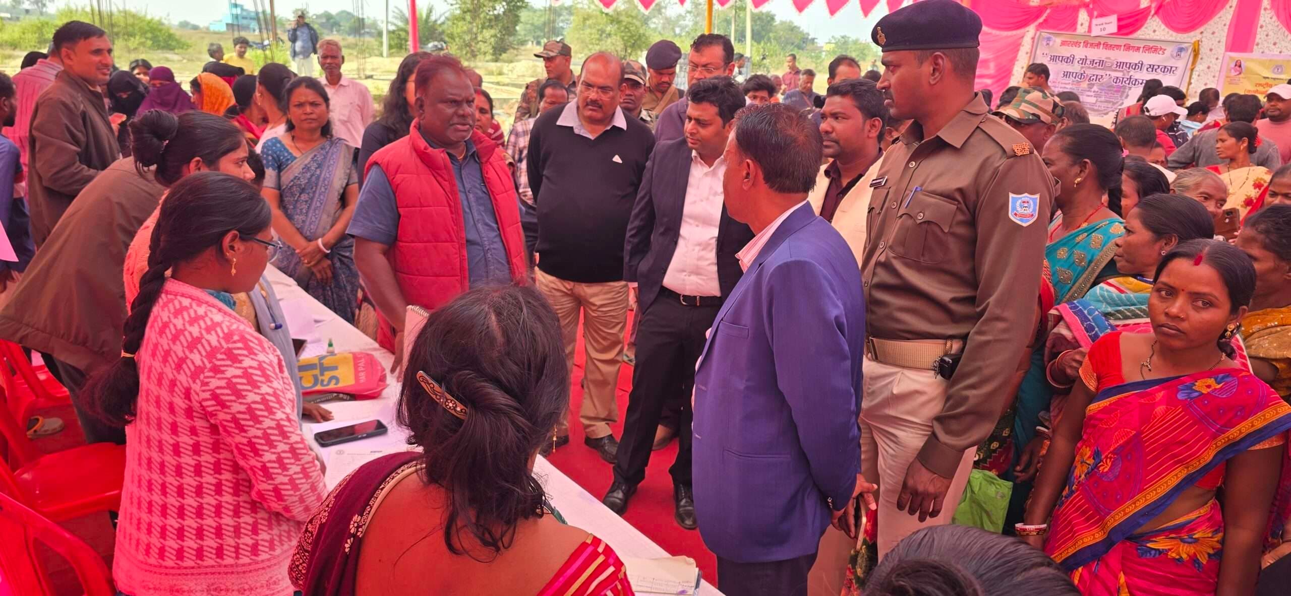 Chaibasa News : सरकार पहुंची आपके द्वार, योजनाओं का लाभ लें ग्रामीण : सुखराम उरांव