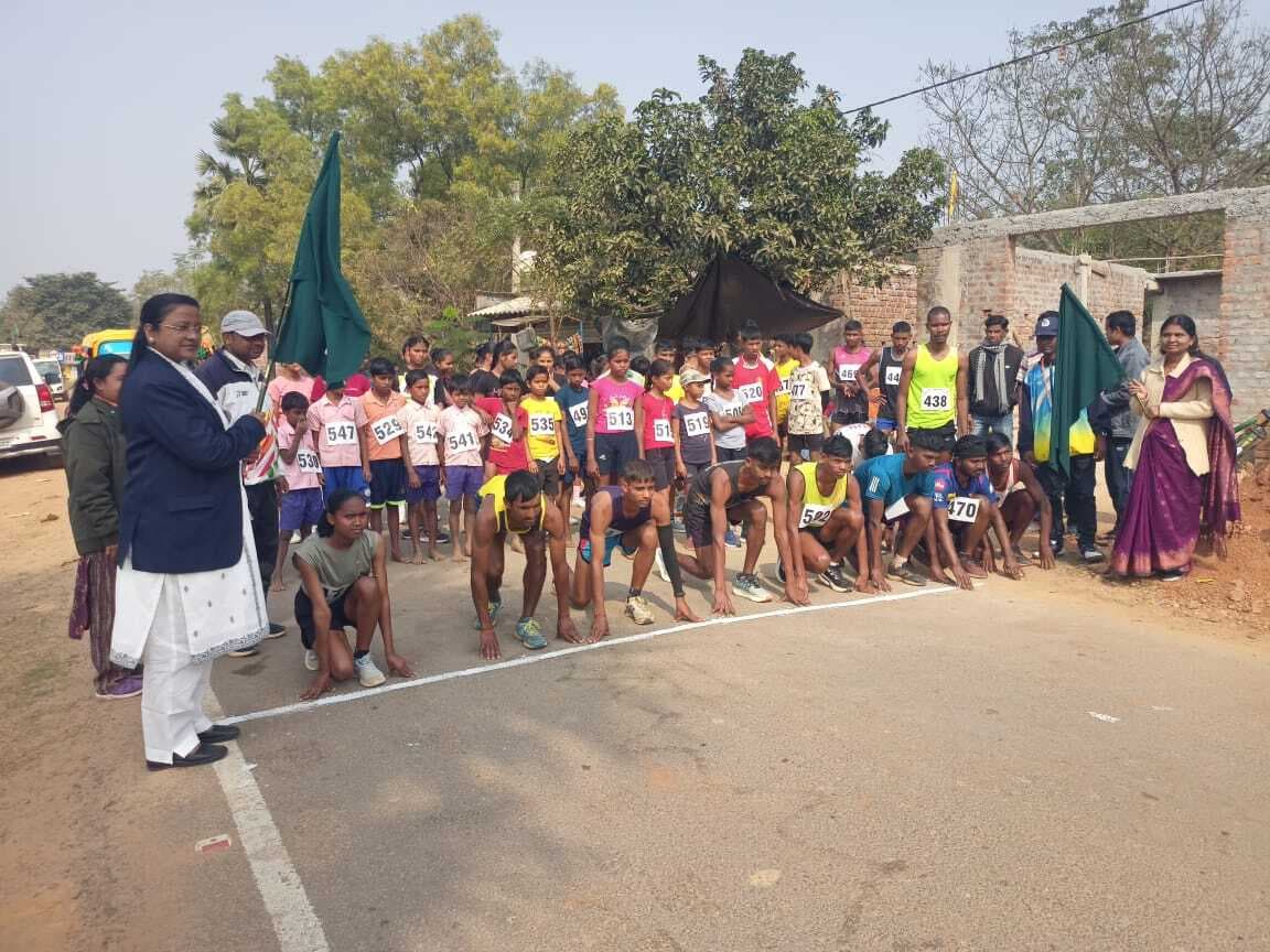 Seraikela Kharsawan News : 10 किमी दौड़ : महिला में ललिता और पुरुष वर्ग में मांगू अव्वल