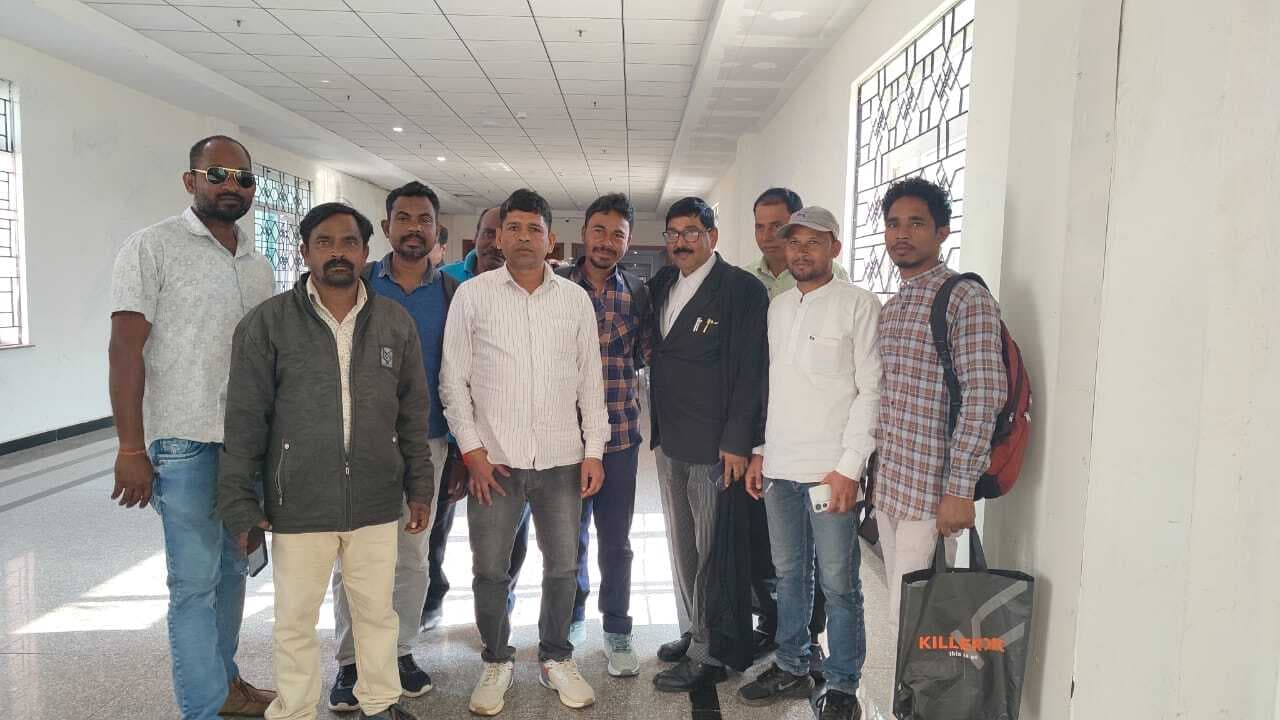 Chaibasa News : रैयतों को अधिग्रहित जमीन का नहीं मिला मुआवजा, सचिव से शिकायत