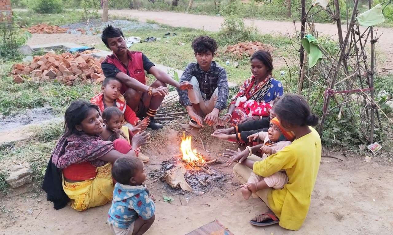 East Singhbhum News : सबरों के पास न कंबल, न ही अलाव, ठिठुरते कट रहीं सर्द रातें