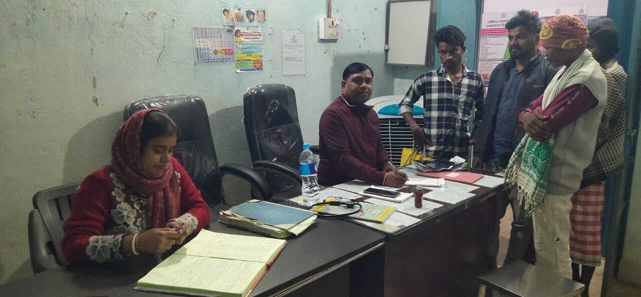 East Singhbhum News : भवन की खिड़कियों के कांच टूटे, कनकनी से परेशानी