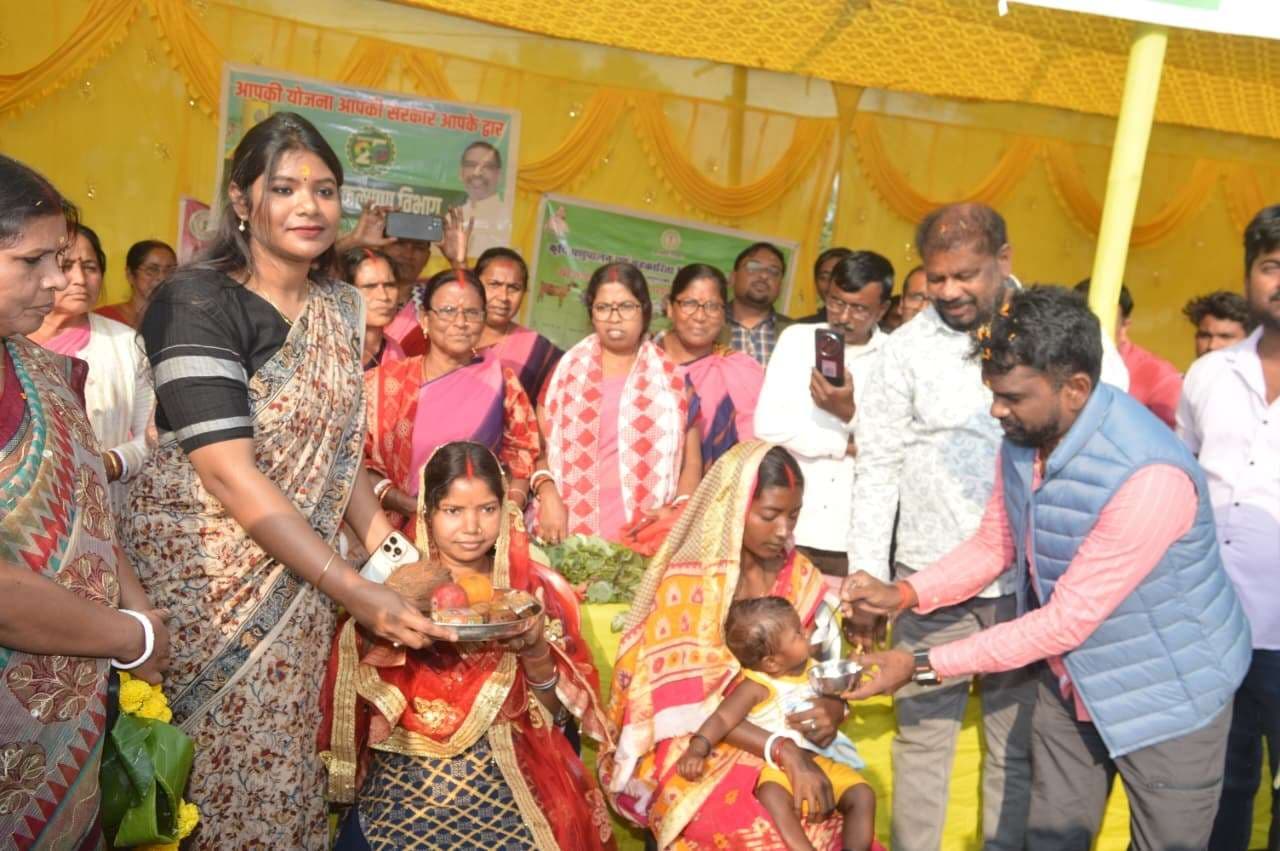 East Singhbhum News : राज्य सरकार की योजनाओं का लाभ उठाएं ग्रामीण : संजीव