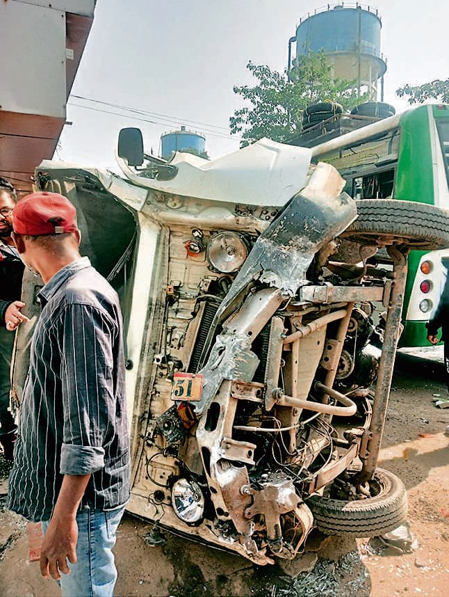 Rourkela News: तेज रफ्तार बस की टक्कर से पजेरो, पिकअप वैन व तीन स्कूटी क्षतिग्रस्त, चार घायल