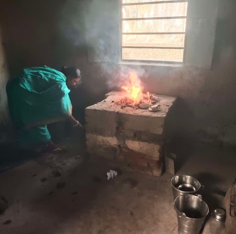Bokaro News: कोयले के चूल्हे पर बनता है एमडीएम, दो कमरों में चलती हैं पहली से पांचवीं तक की कक्षाएं
