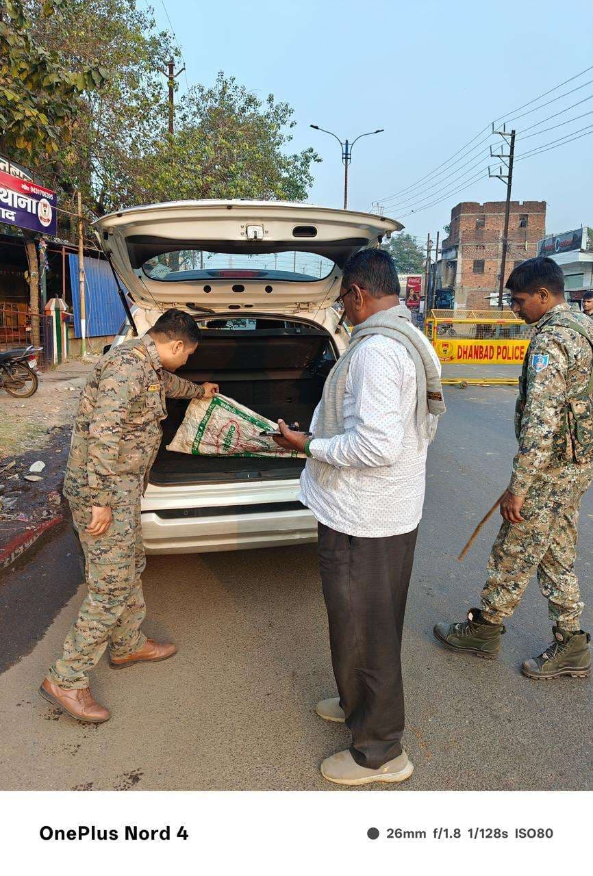 Dhanbad News: 387 वाहनों की जांच, 50 वाहनों के कटे चालान, 413 संदिग्धों की पहचान सत्यापित