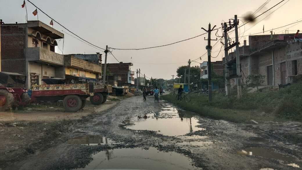 कुदरा-परसथूआ सड़क बदहाल, केवढ़ी के पास बड़े गड्ढे से हादसे का खतरा