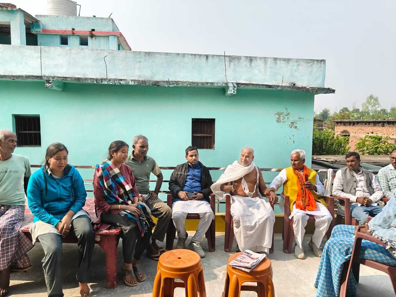सुपरवाइजर की मौत पर विधायक ने परिजनों से की मुलाकात