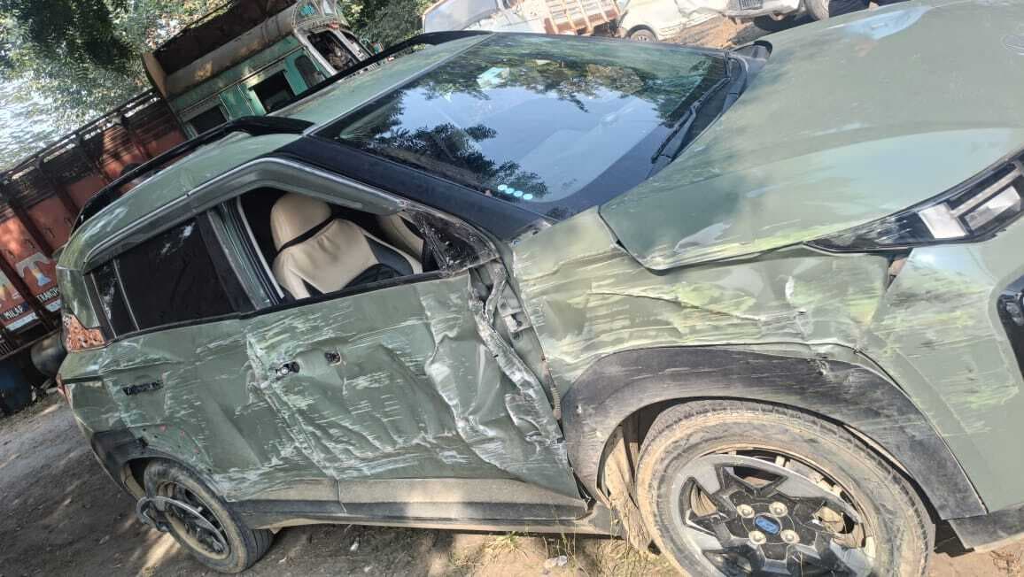 बस की टक्कर से कार क्षतिग्रस्त चालक जख्मी बाल-बाल बचे सवारी