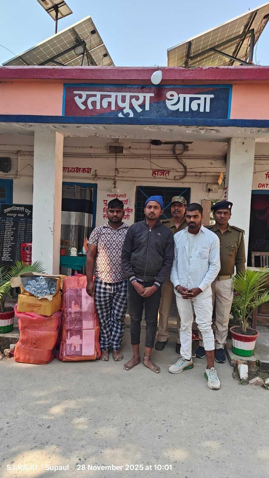 कार से 1015 बोतल नेपाली शराब बरामद, तीन तस्कर गिरफ्तार