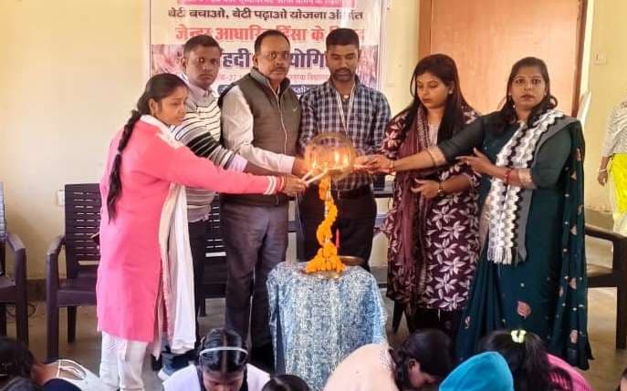 मेहंदी प्रतियोगिता से लैंगिक आधारित हिंसा के विरुद्ध किया जागरूक