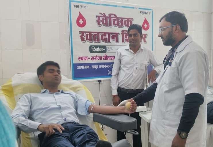 Sitamarhi : डीएम के साथ लोगों ने किया 17 यूनिट स्वैच्छिक रक्तदान