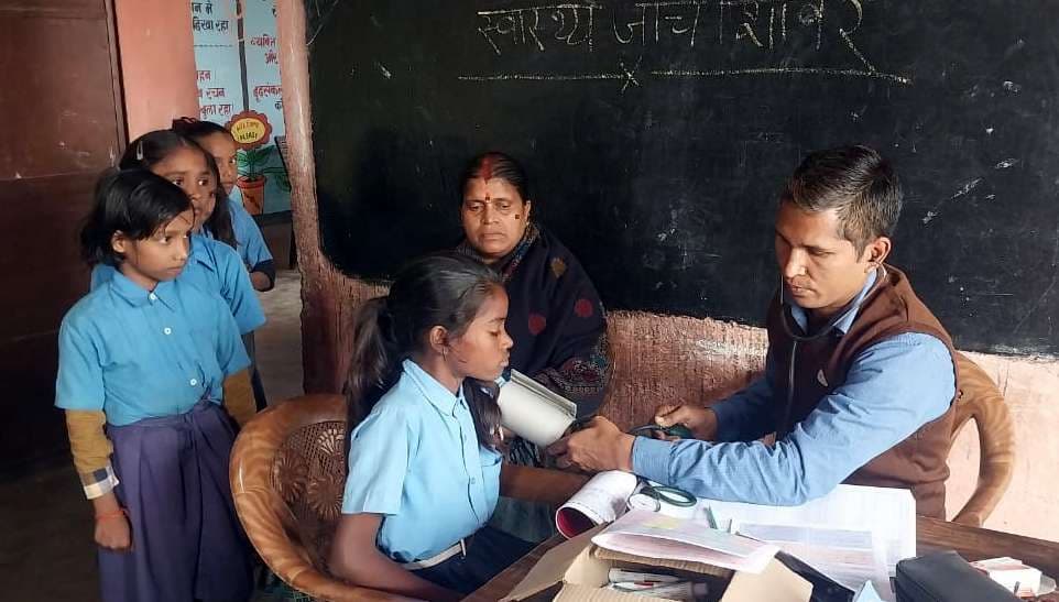प्रावि मुसहरी टोला दरियापुर में बच्चों के स्वास्थ्य की हुई जांच
