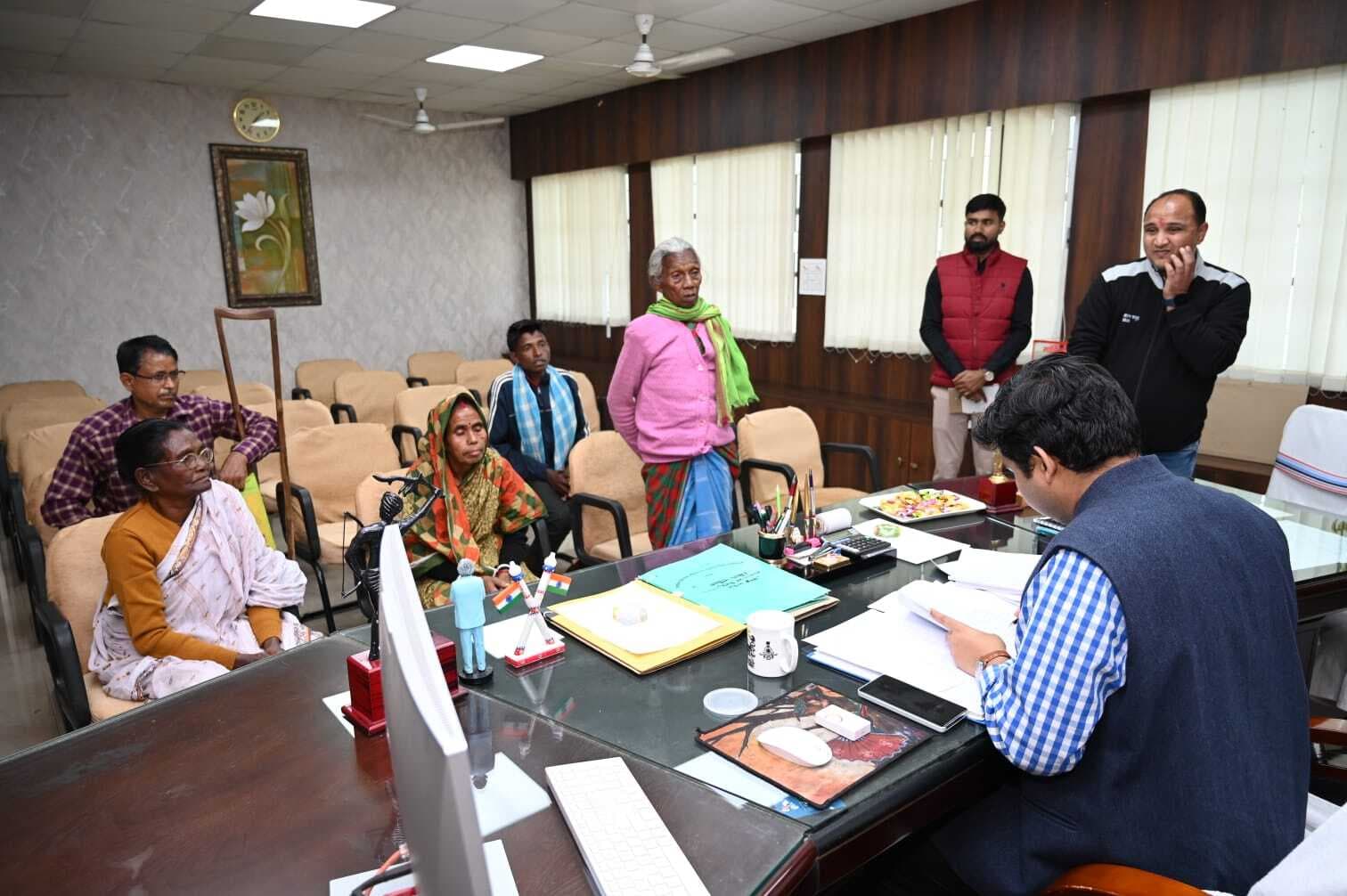 डीसी ने जनता दरबार लगाकर लोगों की सुनी समस्याएं