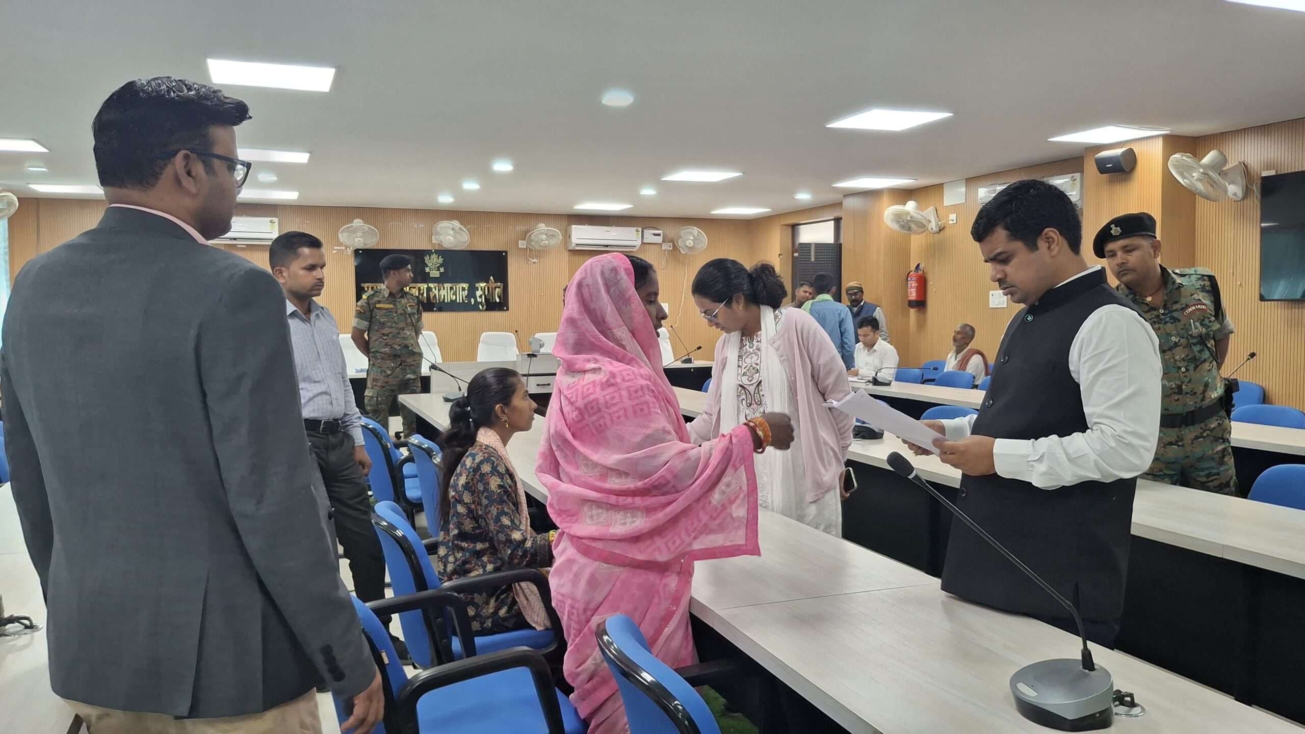 जनता दरबार में डीएम ने सुनी फरियाद, त्वरित निष्पादन का दिया निर्देश