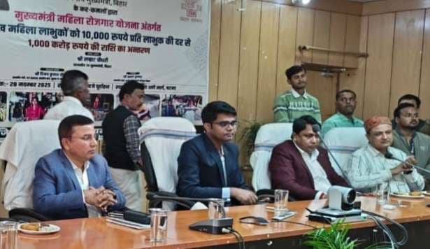 Sitamarhi : सीएम नीतीश कुमार ने महिलाओं को रोजगार को ले 10-10 हजार रुपये की राशि किए हस्तांतरित