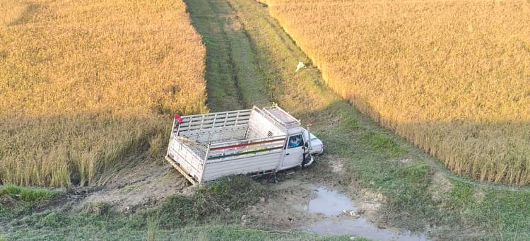 चालक की लगी आंख, पिकअप गड्ढे में गिरी