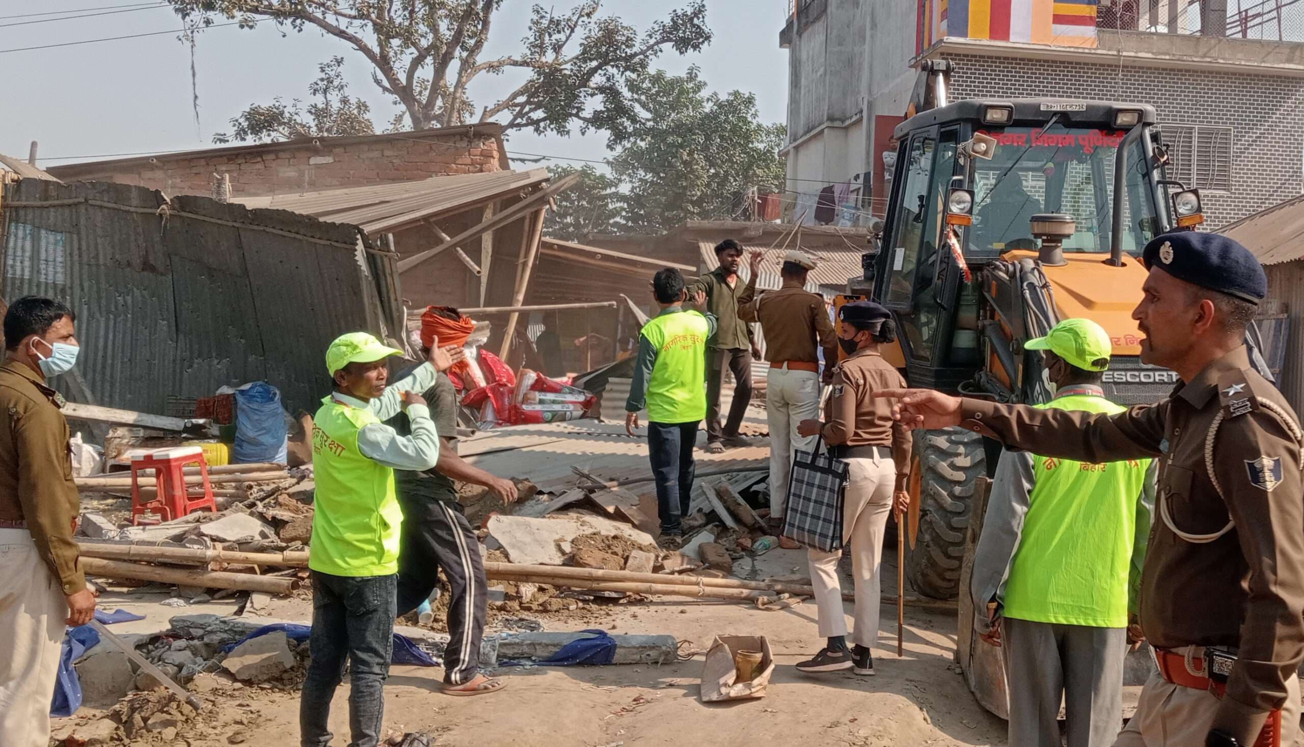 एसडीओ व सीओ के नेतृत्व में हरदा बाजार से हटाया गया अतिक्रमण