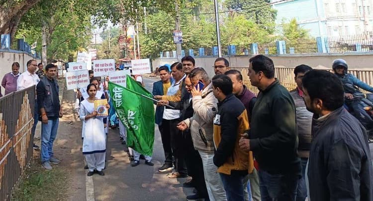 परिवार नियोजन सेवा पखवाड़ा - जागरूकता रैली को सिविल सर्जन ने हरी झंडी दिखाकर किया रवाना