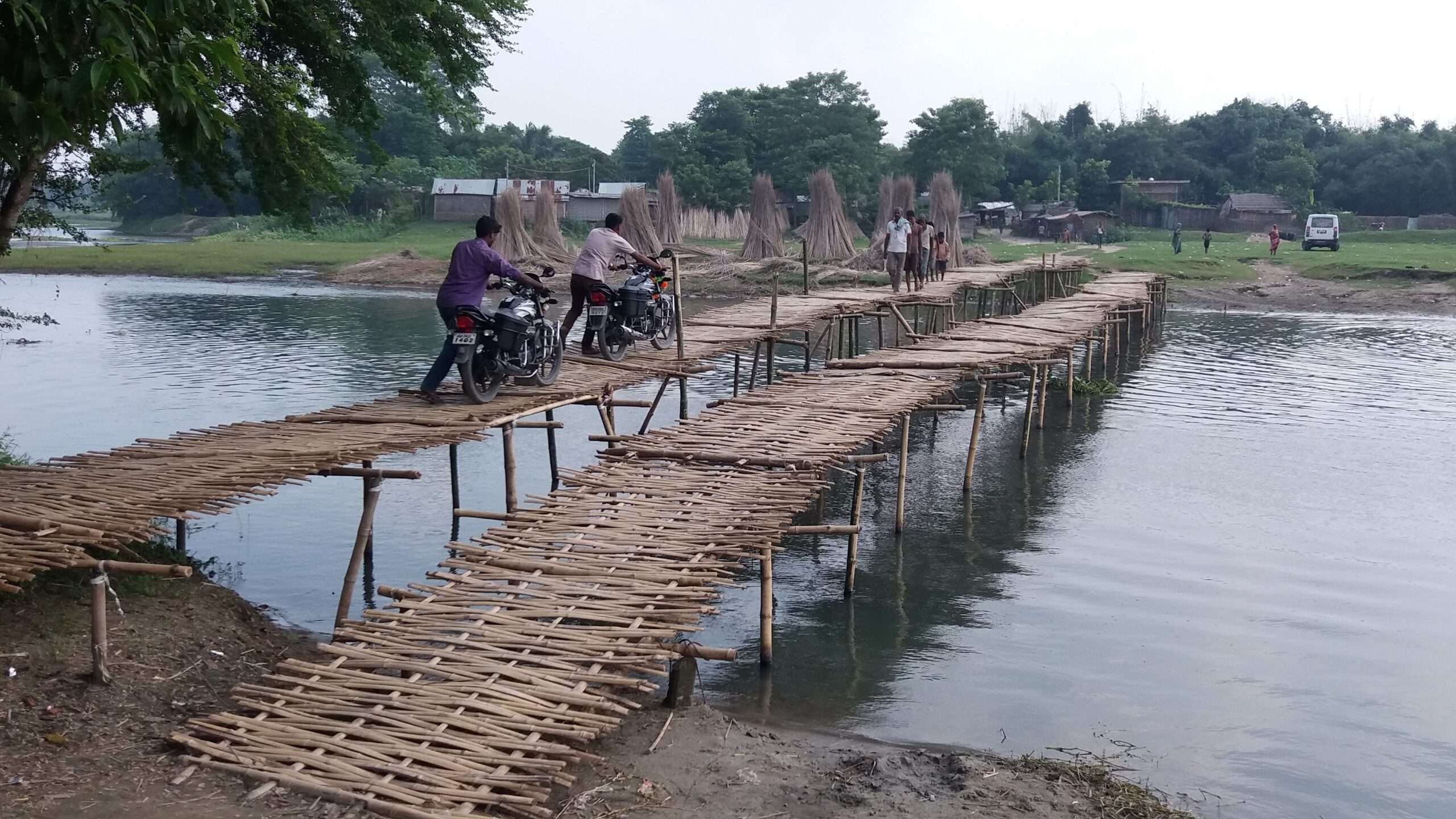 कई नदियों में उच्चस्तरीय पुल व सड़क निर्माण आवश्यक