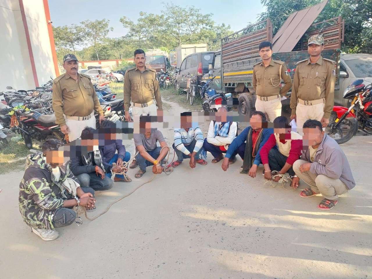 शराब पीने के आरोप में 11 लोग गिरफ्तार