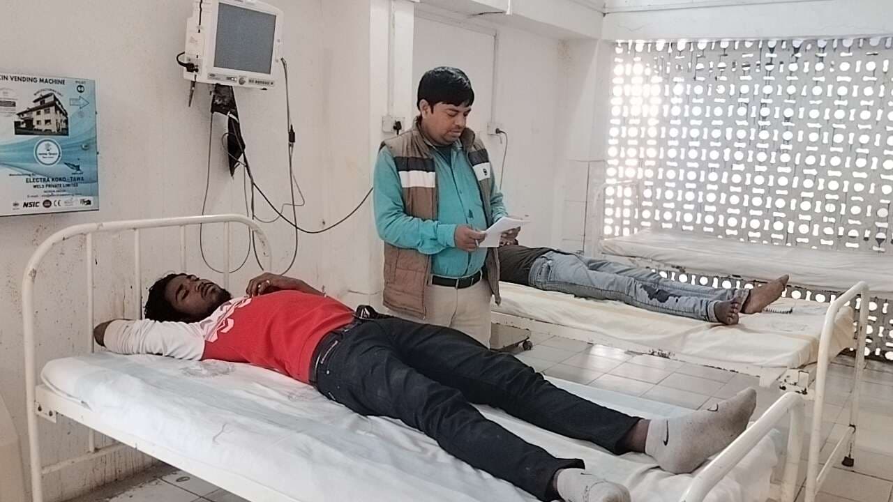 ट्रैक्टर के टक्कर से बाइक सवार सहित दो युवक जख्मी