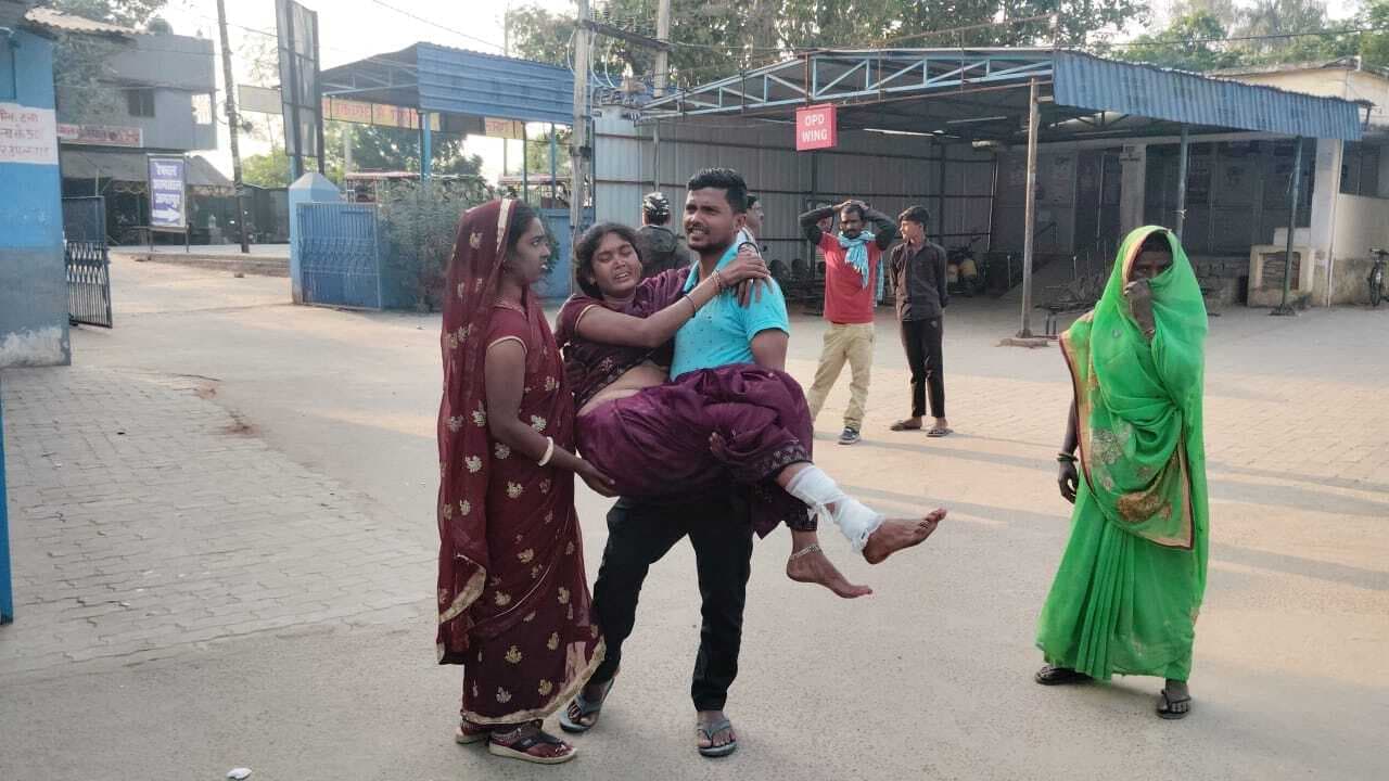 ई-रिक्शा पलटने से महिला सहित चालक हुआ जख्मी, रेफर