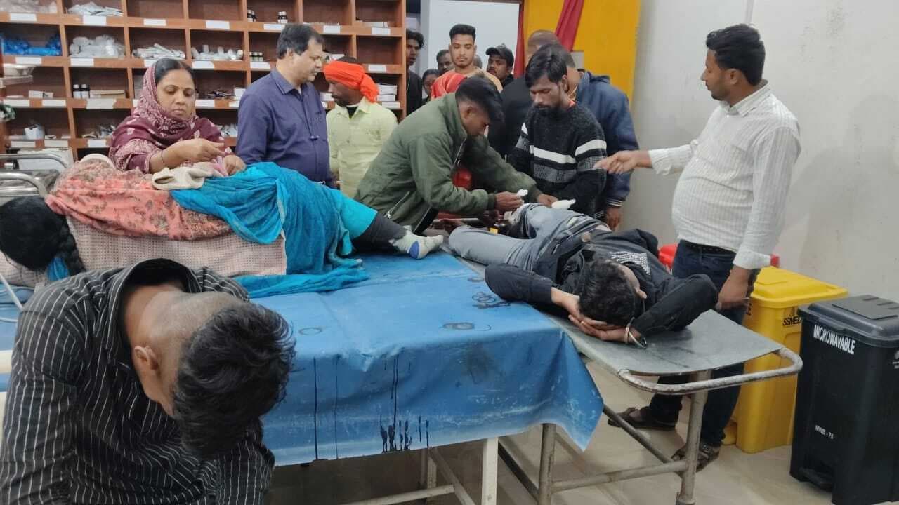 बसुआरा पेट्रोल पंप के पास सड़क दुर्घटना में पांच लोग जख्मी, दो रेफर