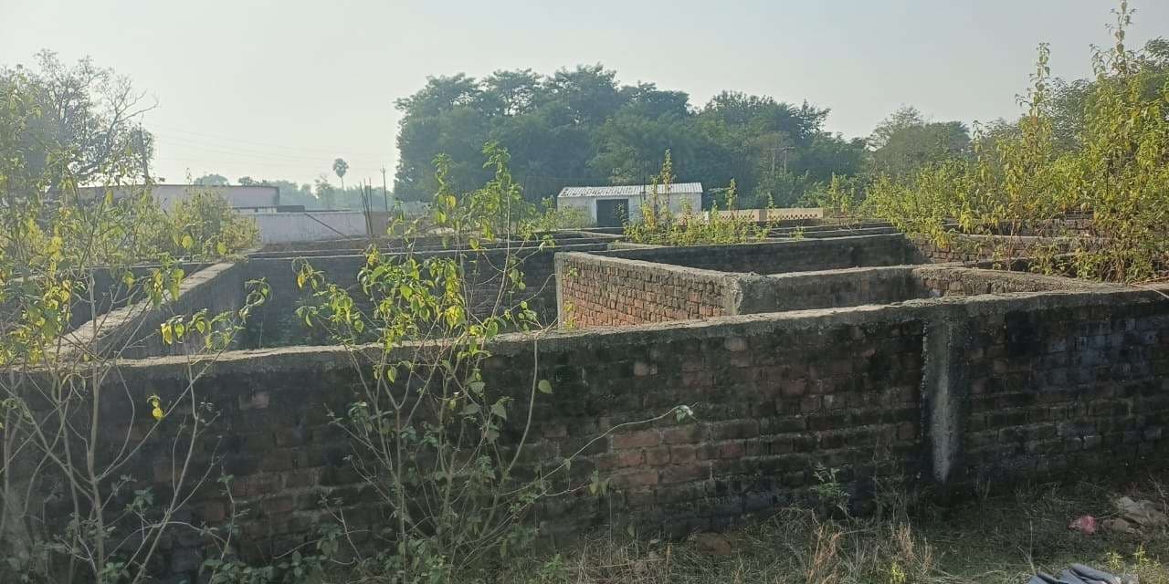 17 लाख की निकासी के पांच साल बाद भी अधूरा फाउंडेशन