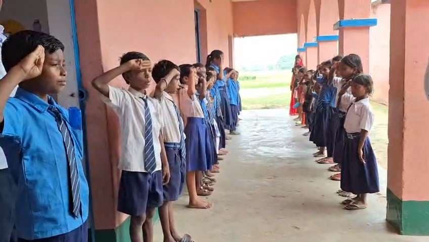 कभी लटका रहता था ताला, आज स्वर-व्यंजन की गूंज से आलोकित हो रहा विद्यालय