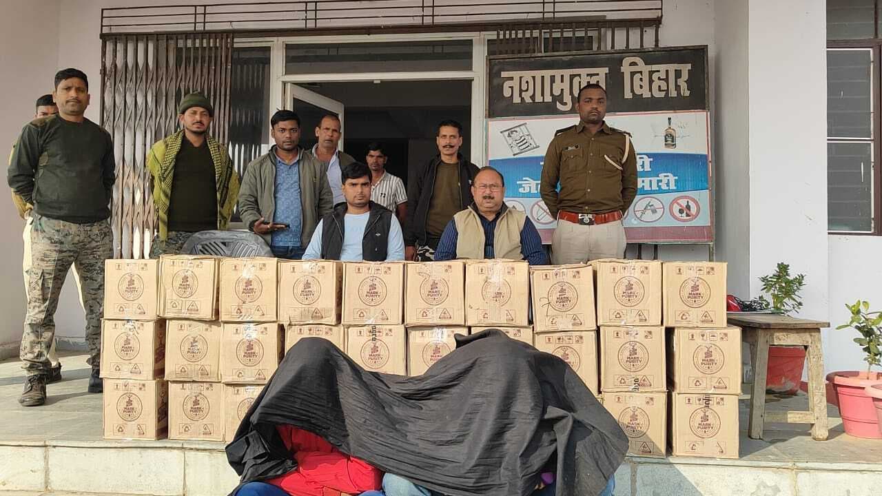 शराब के साथ दो तस्कर गिरफ्तार