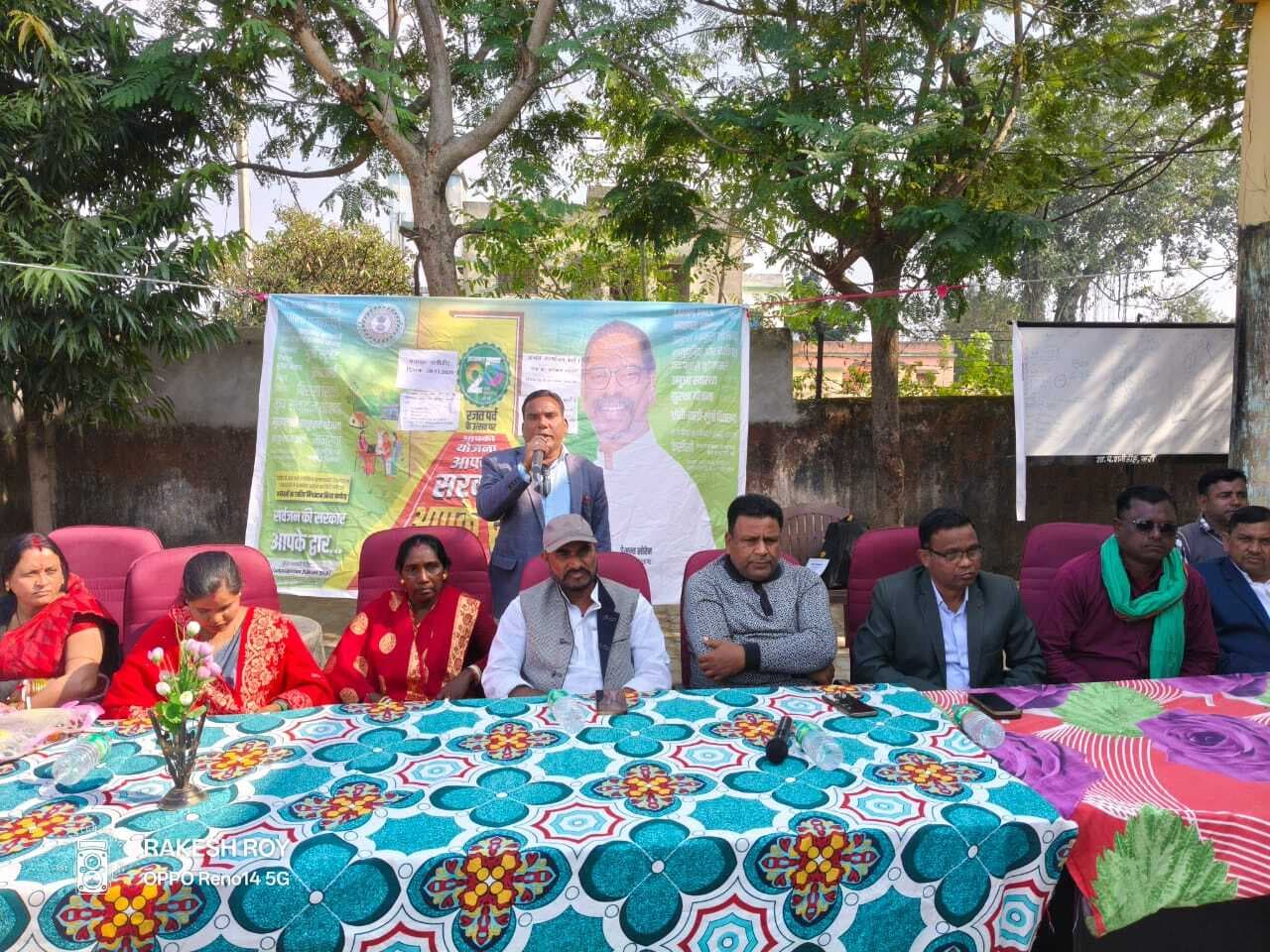 शिविर में धोती-साड़ी का किया गया वितरण