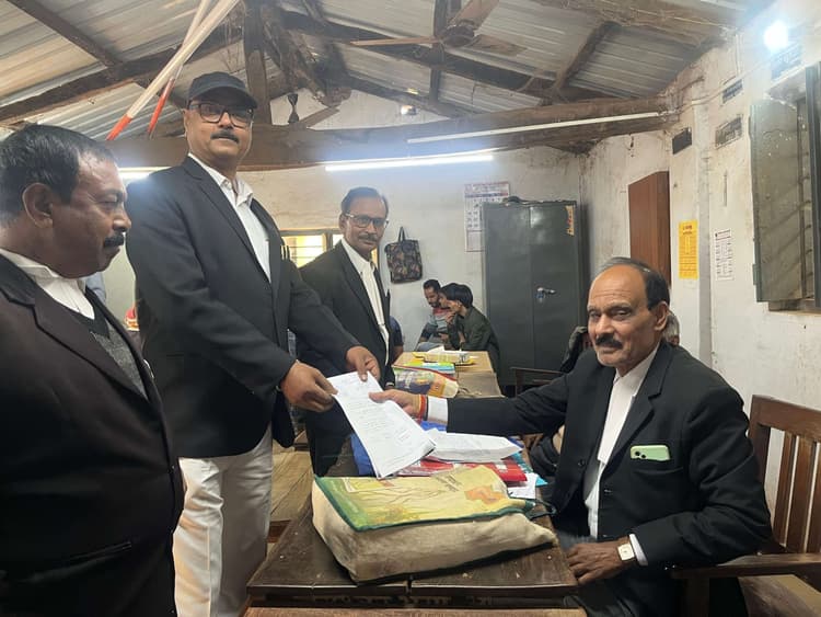 अधिवक्ता संघ चुनाव के लिए पांच प्रत्याशियों ने भरे पर्चे