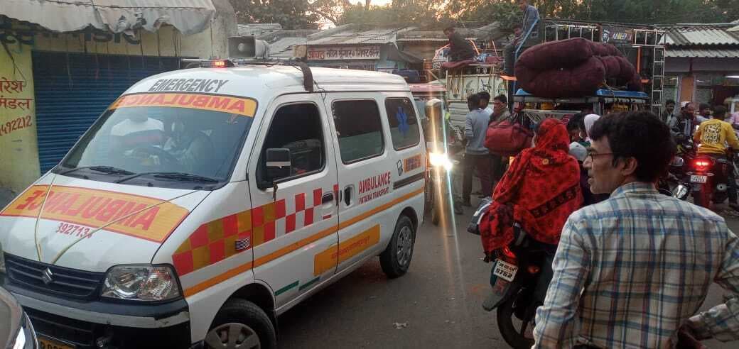 करमाटांड़ बाजार में सड़क जाम, फंसी एंबुलेंस
