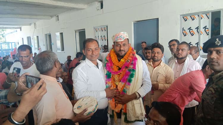 Madhubani News : अभिनंदन समारोह में नव निर्वाचित विधायक हुए सम्मानित